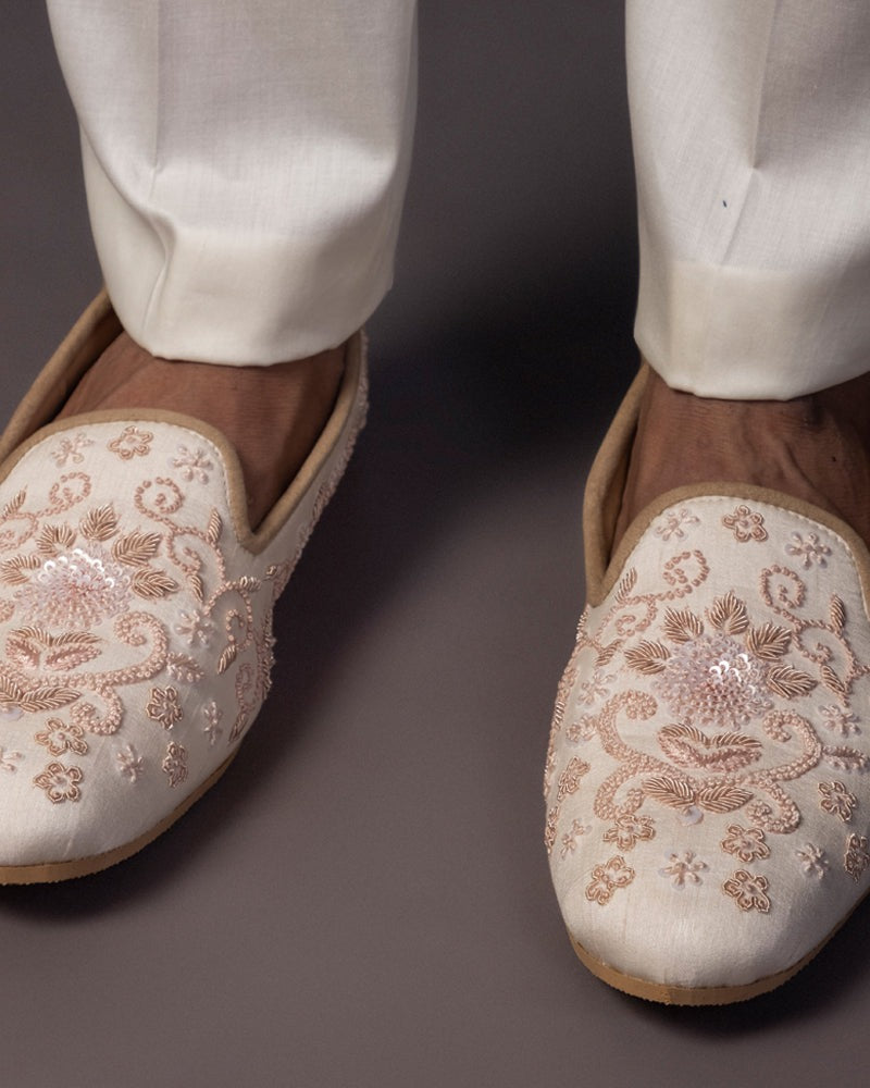 Noble Crest blush embroidered jutti by Paarsh