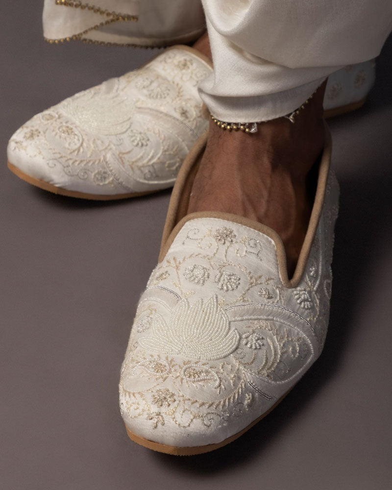 Regal Embers tonal embroidered jutti by Paarsh