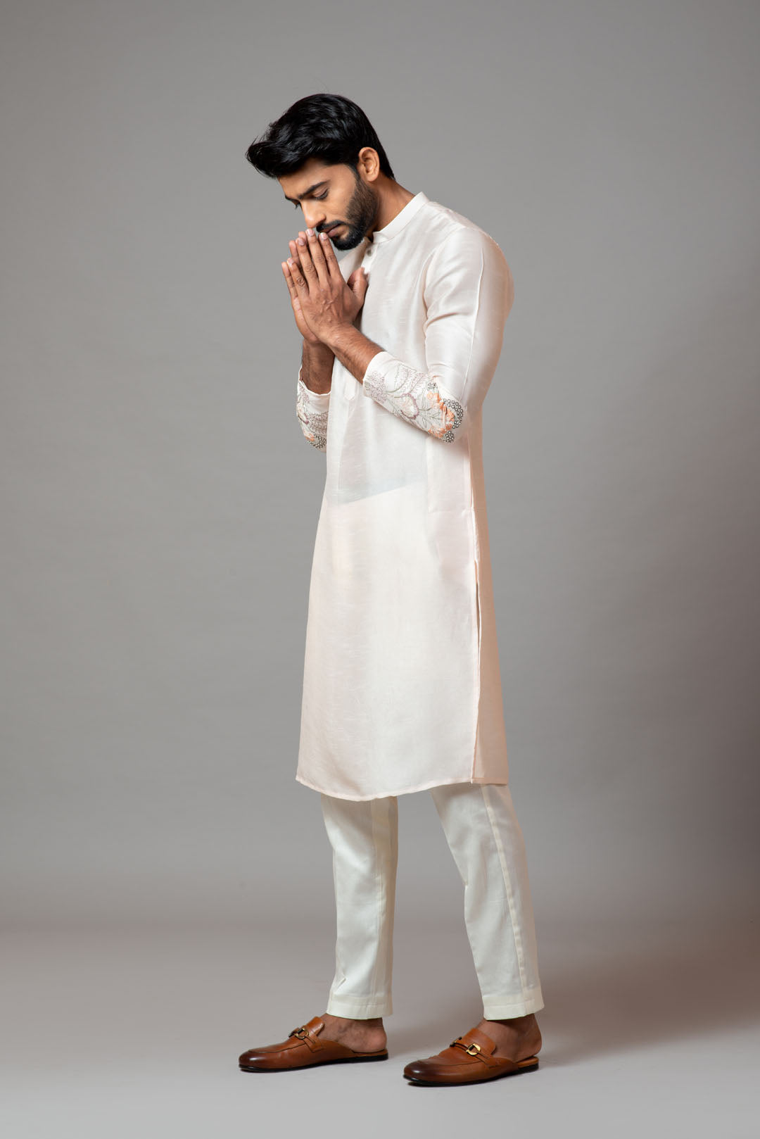 Plain kurta with minimal floral embroidery on sleeves