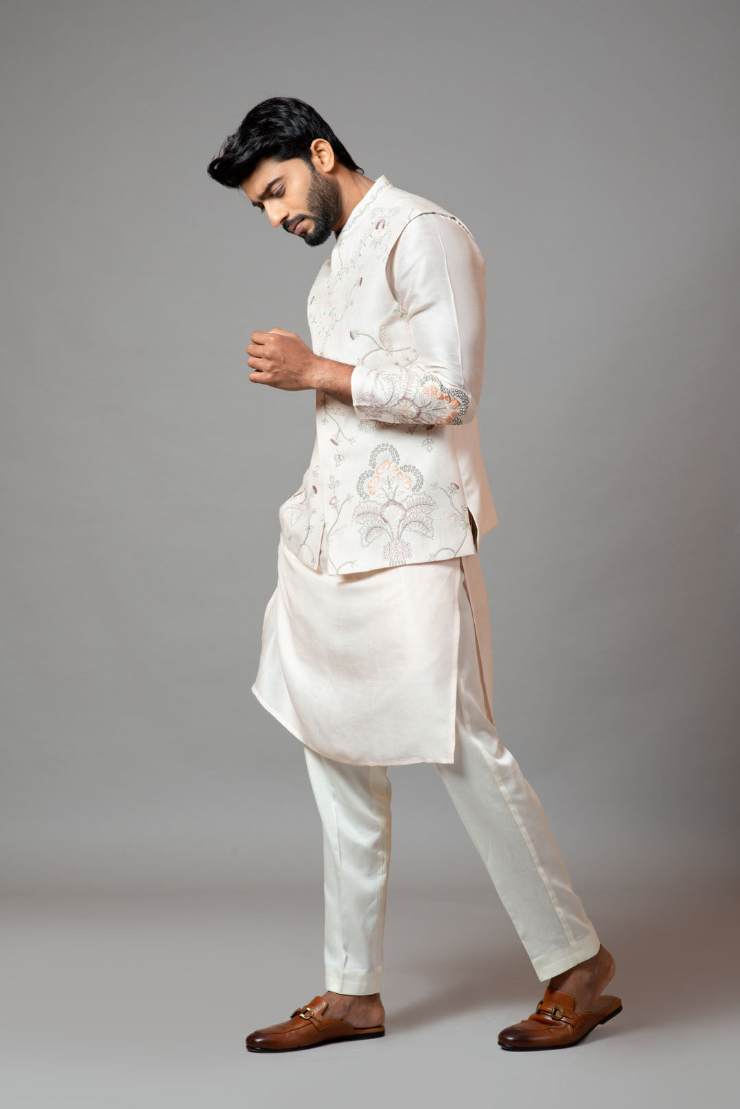 Plain kurta with minimal floral embroidery on sleeves