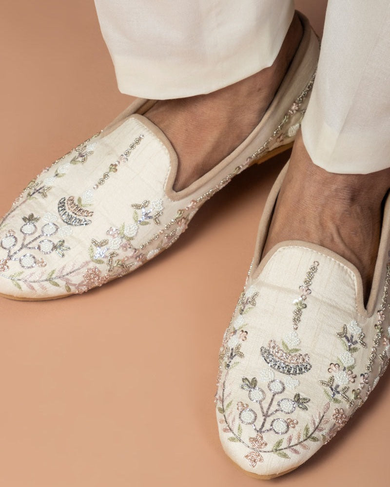Royal Solace floral embroidered jutti by Paarsh